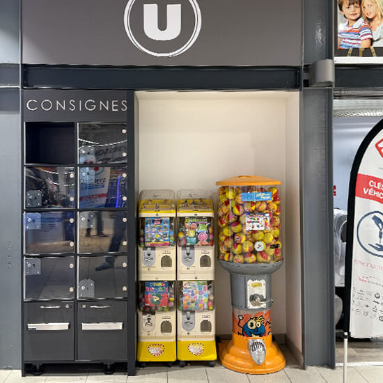 Distributeurs de capsules et de jouets dans une galerie commerciale